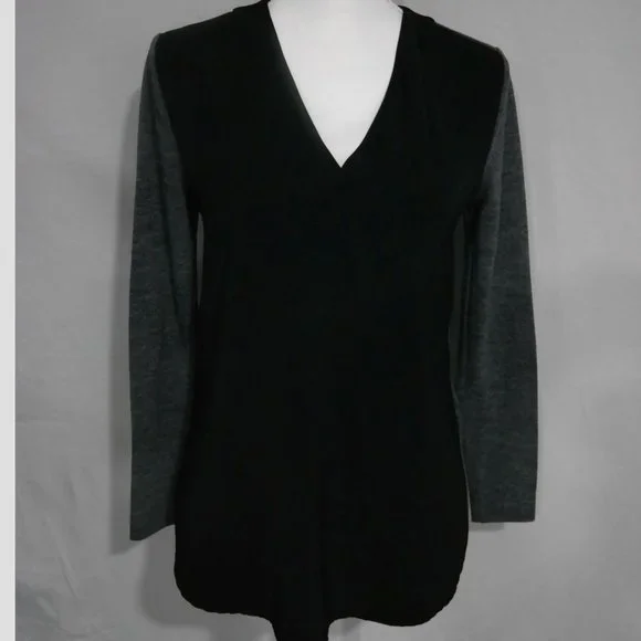 Loft XS Petite Black and Heather Gray Long Sleeve V-neck - Picture 2 of 5